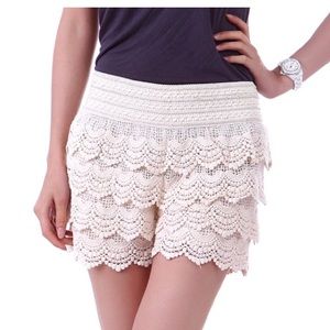 Rewind Women’s White Crochet Lace Shortie Shorts! Size Small.